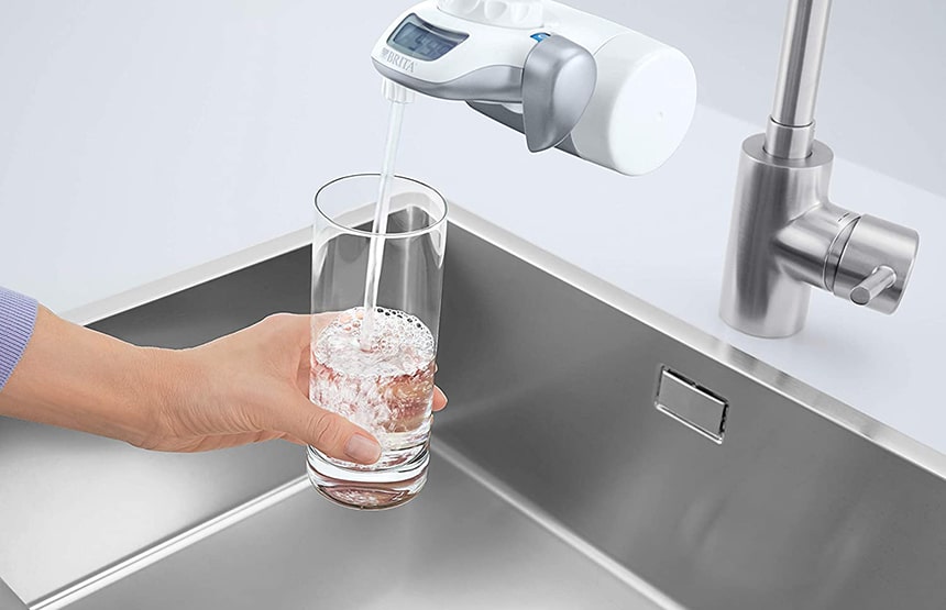 Filtrer l'eau du robinet enlever l'odeur du chlore et les pesticides.  Potabiliser l'eau